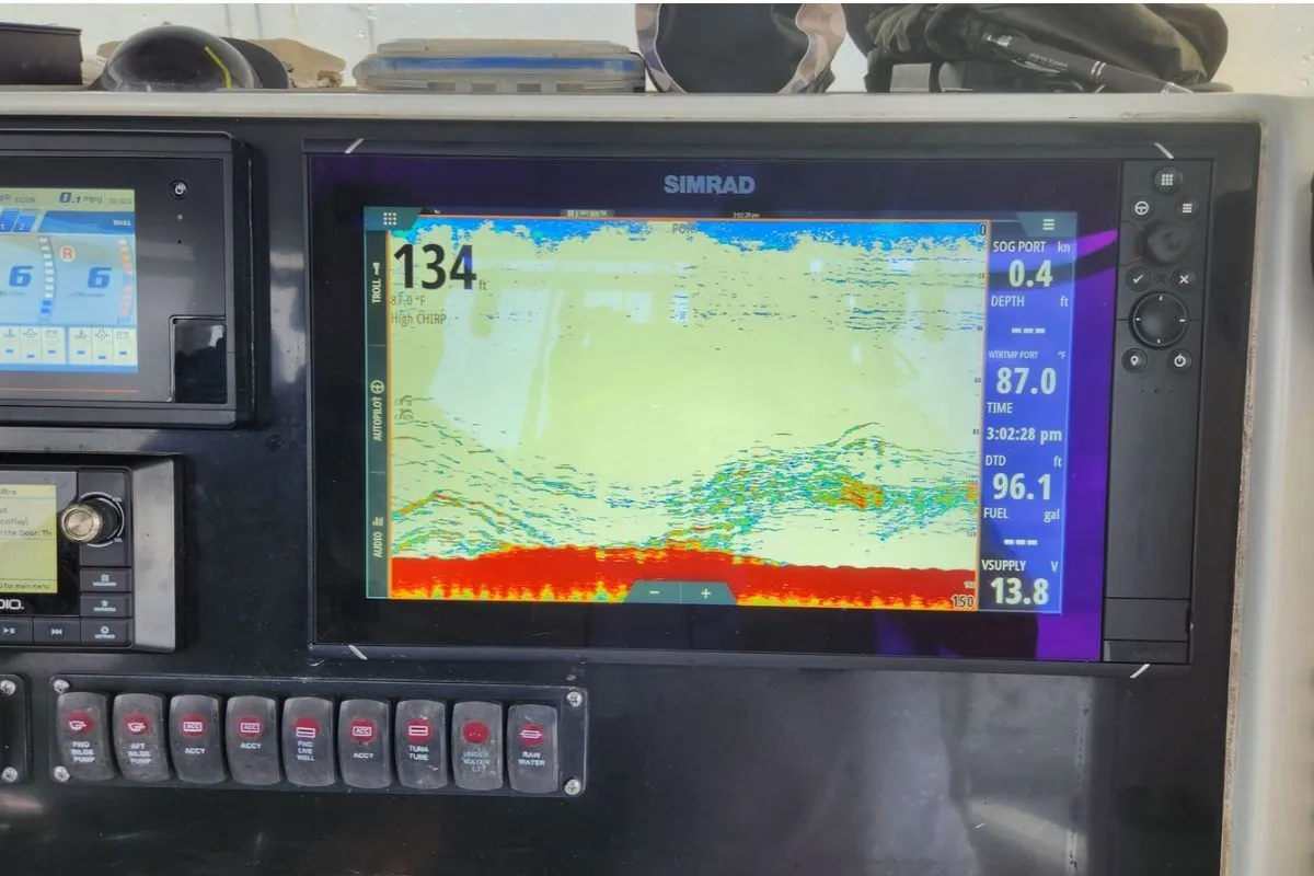Sonar screen showing red snapper marks tight to bottom structure and amberjack marks higher in the water column